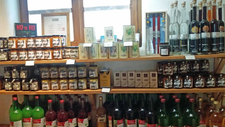 Greißlerei, © Weinviertel Tourismus GmbH Regale mit Marmeladen, Getränken und anderen Produkten in einem Laden.