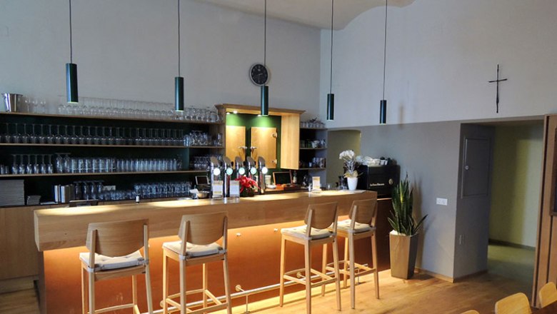 Gasthaus zum Doppeladler, © Hlavacek Innenansicht einer Bar mit Holztheke und Barhockern.