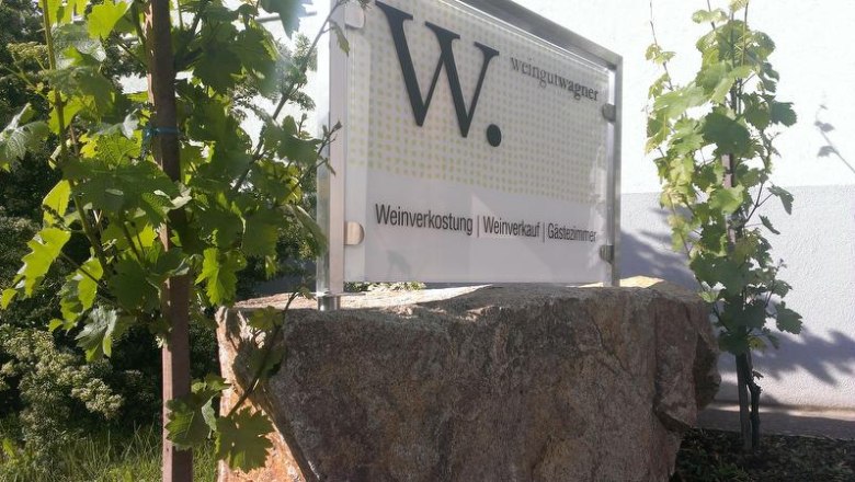 Weingut Wagner, © Fam. Wagner Schild des Weinguts Wagner mit Weinreben im Hintergrund.
