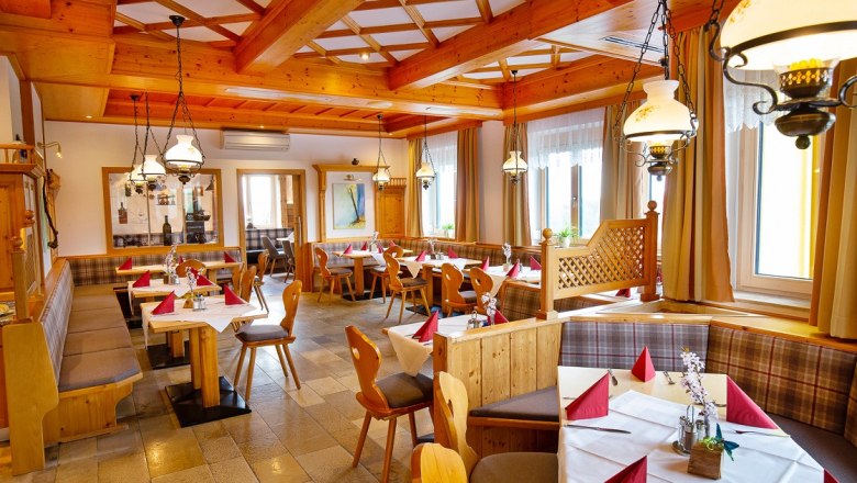 Restaurant, © Hotel Stich Gemütliches Restaurant mit Holzmöbeln und gedeckten Tischen.