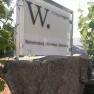 Schild des Weinguts Wagner mit Weinreben im Hintergrund.